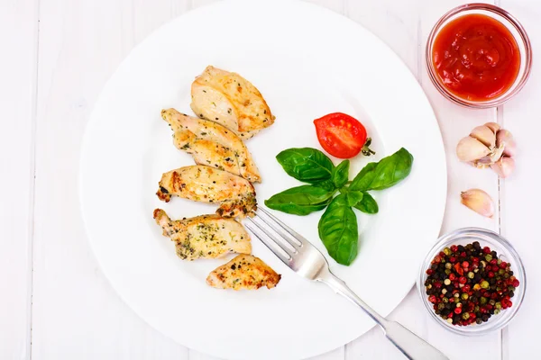 Гриль Филе курицы с перцем, базиликом и помидорами — стоковое фото
