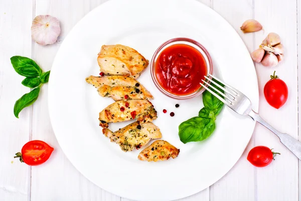 Grillezett csirkemell filé, bors, bazsalikom, paradicsom — Stock Fotó