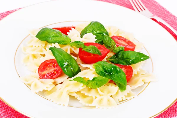 Makarna yay doğranmış havuç, salam ve yeşil bezelye ile