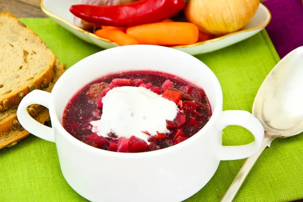 Здоровое питание: суп со свеклой, зеленой фасолью и овощами — стоковое фото