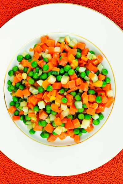 Сочное овощное рагу. Паприка, Горох и Морковь. Диетическая еда — стоковое фото