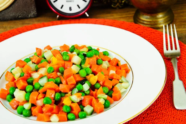 Guisado de legumes suculento. Paprika, ervilhas e cenouras. Alimentos dietéticos — Fotografia de Stock