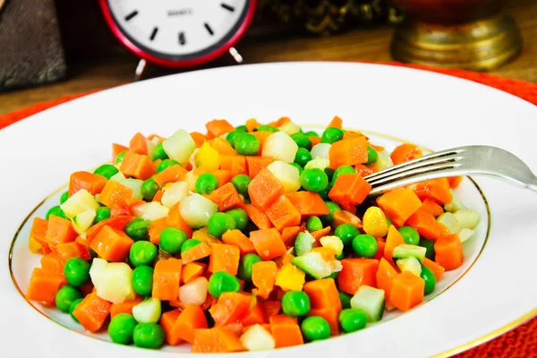 Guisado de legumes suculento. Paprika, ervilhas e cenouras. Alimentos dietéticos — Fotografia de Stock