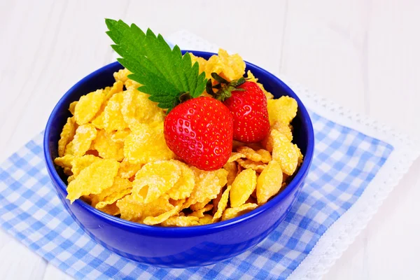 Cornflakes with Strawberry. Healthy Breakfast — Stock Photo, Image