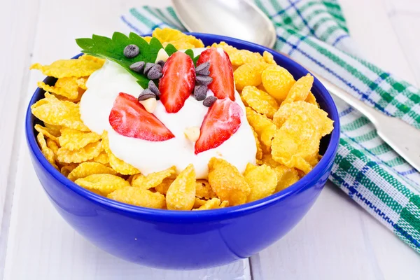 Copos de maíz con fresa. Desayuno saludable — Foto de Stock