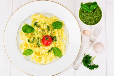 Fesleğen Pesto ile Tagliatelle ve Fettuccine