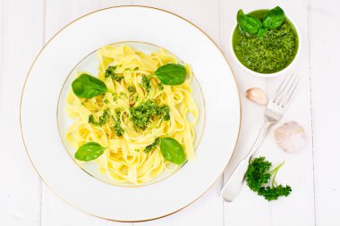Fesleğen Pesto ile Tagliatelle ve Fettuccine