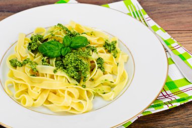 Fesleğen Pesto ile Tagliatelle ve Fettuccine