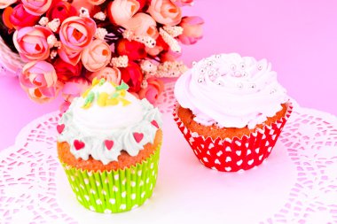Kremalı pasta, Cupcake ahşap arka plan üzerinde.