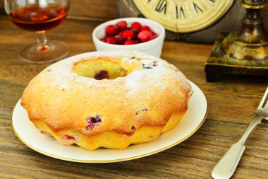 Lezzetli kek kuru üzüm ve kızılcık