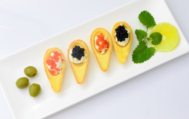 Kırmızı ve siyah havyar ile tartlets.