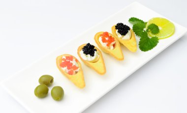 Kırmızı ve siyah havyar ile tartlets.