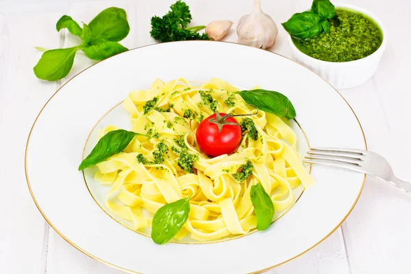 Fettuccine e Tagliatelle com Basil Pesto — Fotografia de Stock