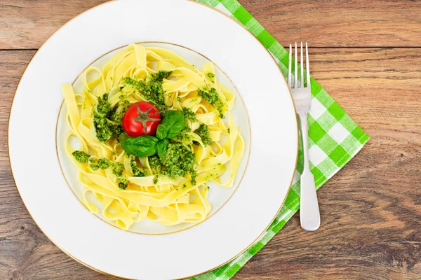 Fettuccine e Tagliatelle com Basil Pesto — Fotografia de Stock