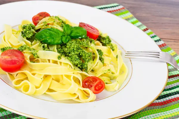 Fettuccine y Tagliatelle con Basil Pesto — Foto de Stock