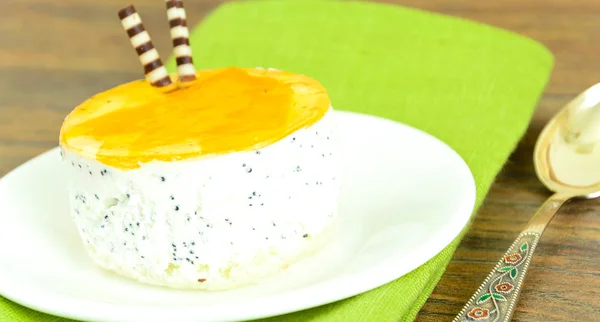 皿の上のお菓子: クリーム ケーキ. — ストック写真