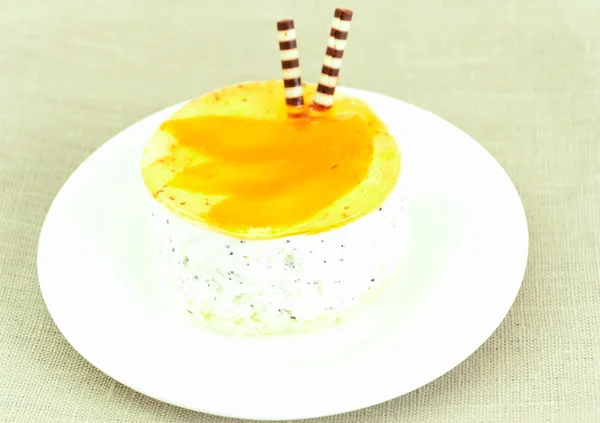 Bonbons : Gâteaux à la crème sur assiette . — Photo