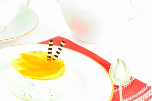 접시에 과자: 크림 케이크. — 스톡 사진