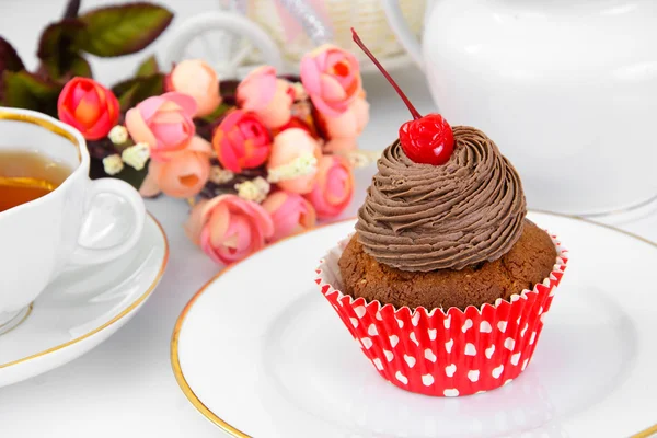 Cake met room, Cupcake op hout achtergrond. — Stockfoto