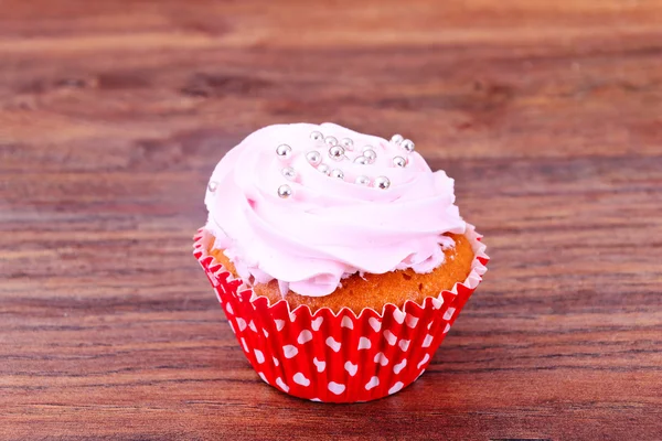 Kuchen mit Sahne, Cupcake auf Holz Hintergrund. — Stockfoto