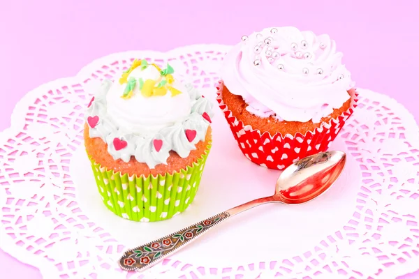 Kuchen mit Sahne, Cupcake auf Holz Hintergrund. — Stockfoto