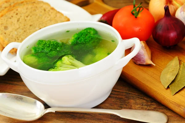 Hönsbuljong med Broccoli och morötter — Stockfoto