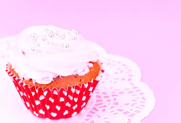 Kuchen mit Sahne, Cupcake auf Holz Hintergrund. — Stockfoto