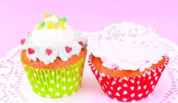 Kuchen mit Sahne, Cupcake auf Holz Hintergrund. — Stockfoto