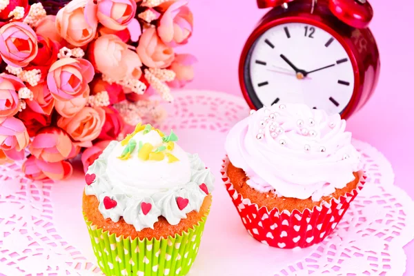 Bolo com creme, Cupcake em fundo de madeira . — Fotografia de Stock