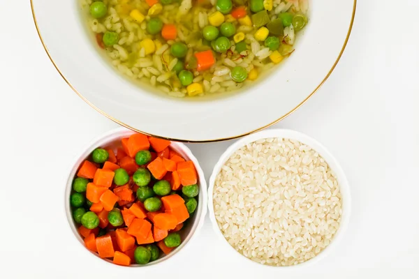 Suppe mit Hühnerbrühe: Reis und Gemüse — Stockfoto
