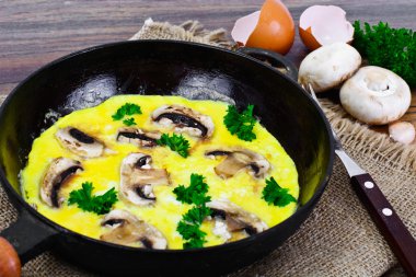 Sağlıklı diyet gıda: mantar ve sebze pişmiş yumurta