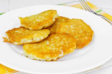 Kızarmış patates gözlemesi. Belarus ve Alman mutfağı