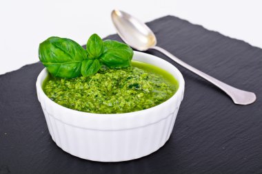 Fesleğenli pesto sos