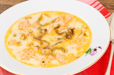 Kremalı balık çorbası ile somon ve deniz yosunu diyet gıda.