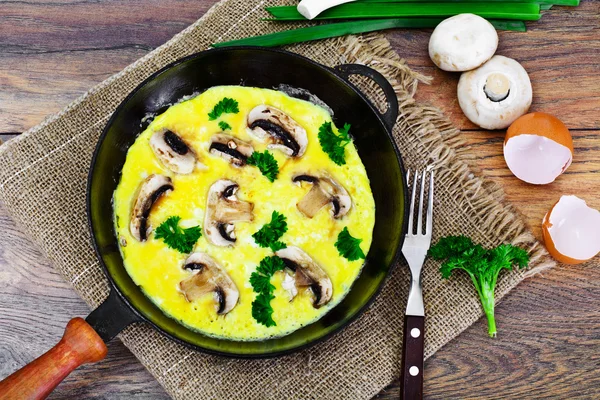 Healthy and Diet Food: Scrambled Eggs with Mushrooms and Vegetab — Stock Photo, Image