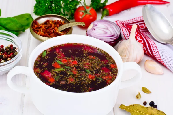 Cibo sano: zuppa con barbabietole, fagioli verdi e verdure — Foto Stock