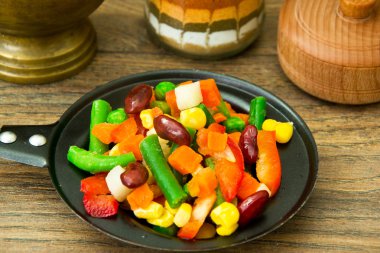 Sebze Meksika karışımı. Domates, fasulye, kereviz, yeşil B