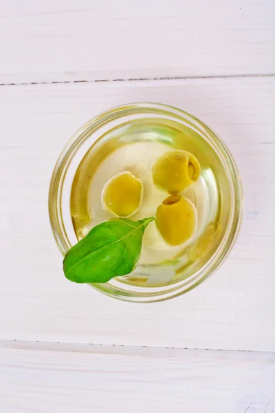 Azeitonas verdes com óleo e manjericão — Fotografia de Stock
