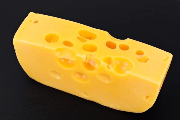 Schweizer Käse auf schwarzem Hintergrund — Stockfoto