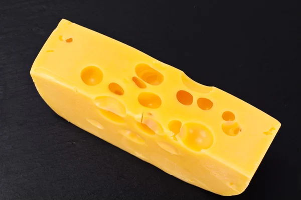 Schweizer Käse auf schwarzem Hintergrund — Stockfoto