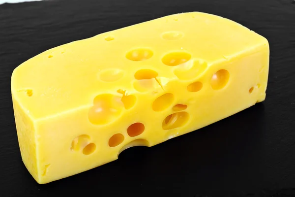 Schweizer Käse auf schwarzem Hintergrund — Stockfoto