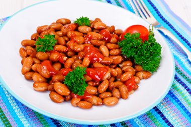 Domates salçası ve maydanoz ile pişmiş fasulye