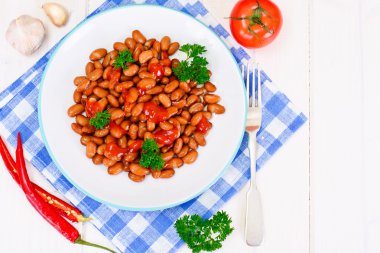 Domates salçası ve maydanoz ile pişmiş fasulye