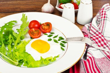 Omlet roka ve domates ile