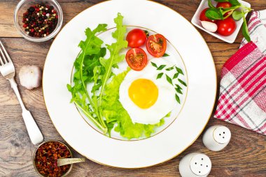Omlet roka ve domates ile