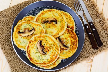 Lezzetli kek yığını mantar ile