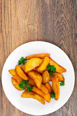 Bir kırsal ve sosis kızarmış patates dilimleri