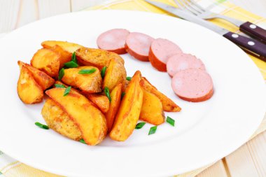 Bir kırsal ve sosis kızarmış patates dilimleri
