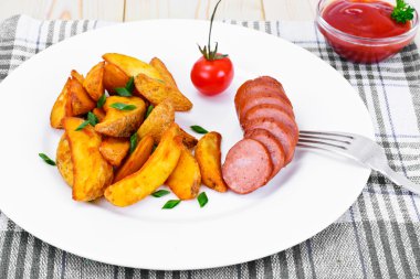 Bir kırsal ve sosis kızarmış patates dilimleri