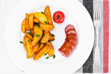 Bir kırsal ve sosis kızarmış patates dilimleri
